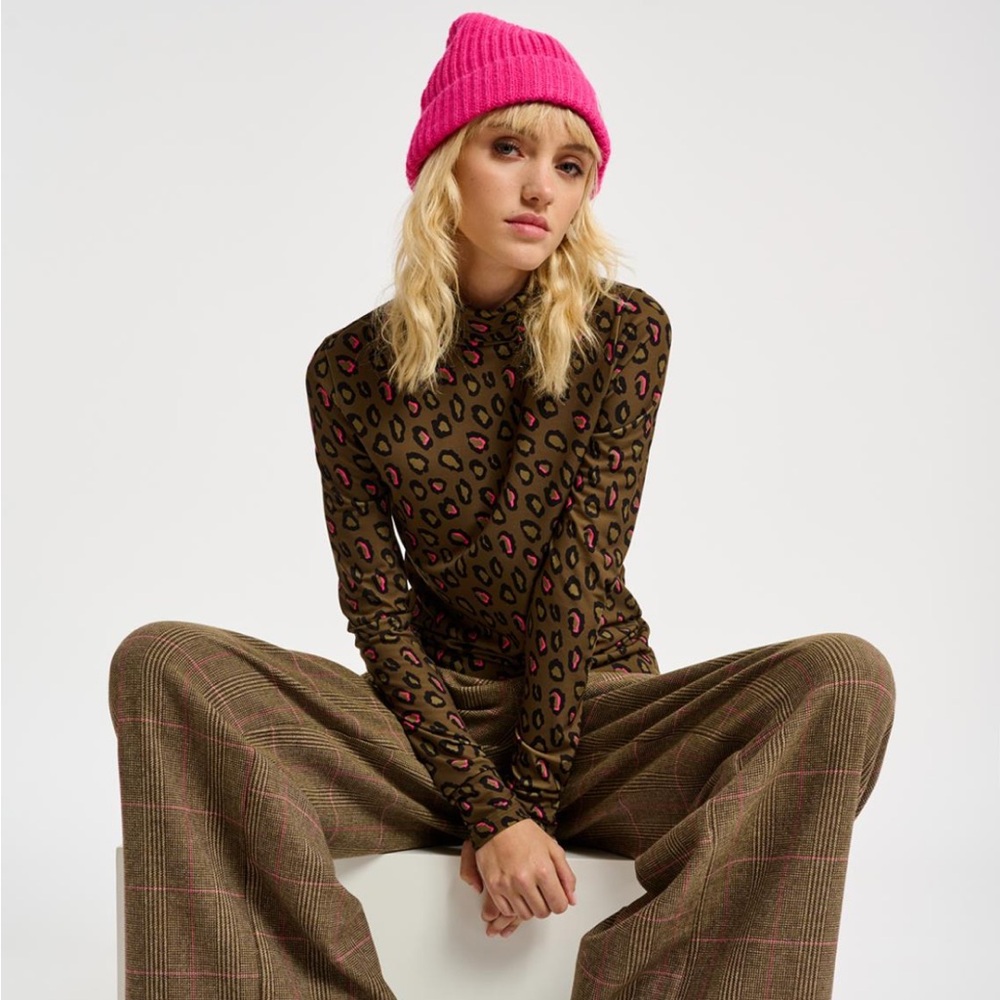 Essential Antwerp Trekking Green Leopard Print Turtleneck Top - Picture 3 of 13